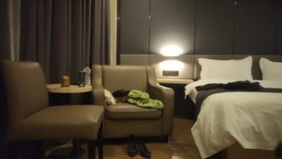 熟女探花_极品肥臀骚熟女，肉丝高跟鞋，翘起屁股求操，怼着骚逼大力输出