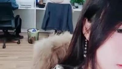 美女办公室！ #晚安樊樊 后面两个同事在上班她肛塞  (3)