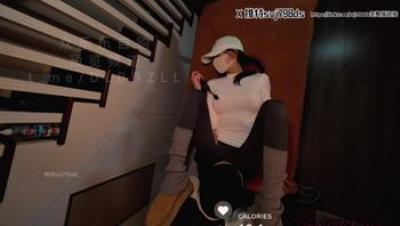 极品暗黑系美腿淫乱娇娃『Svj798ds』白帽紧身衣开裆瑜伽裤猛烈打桩 从此爱上瑜伽裤！