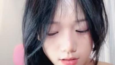 【e懒得喷】G奶女学生 极品身材 短毛嫩穴  闺蜜吧啦同筐 裸舞  跳蛋大鸡巴自慰 爽喷水 (1)