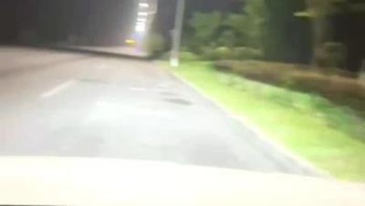 【精品乱伦】家有萝莉女儿 - 接女儿下班回家在马路边操 被卡友司机瞧见端倪 暴露中后入抽插 内射瘫软小穴失禁了 上