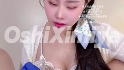 性爱大师95后绿帽情侣美腿女王「汐梦瑶」三文鱼刺身搭配爽口的美味鸡巴，让鸡巴爽翻天。最后射出来的精液都是淡绿色，爽快的吞精了