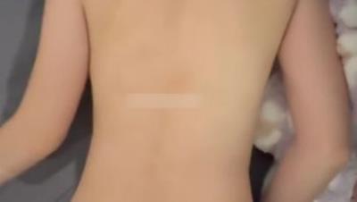 天然嫩逼粉穴白虎女友 内裤欲脱未脱 超级性感，这么紧的小穴不知道兄弟们干没干过，紧的不行