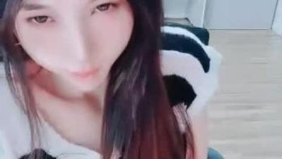 美女办公室！ #晚安樊樊 后面两个同事在上班她肛塞  (1)