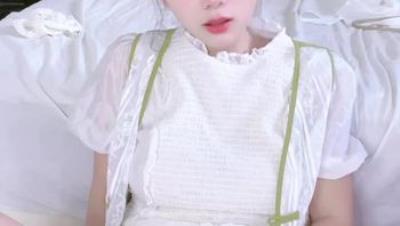 【露脸自慰】忍不住在家自慰 骚逼好样人家留了好多水 哥哥们喜欢吗