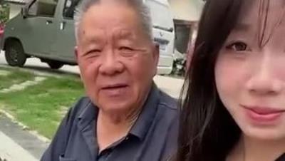 主人给的任务【小妹】勾搭老大爷，露胸给老头看，让老头点评胸部，想给老头口交被老头拒绝！