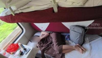 一列开往郑州的火车上【白桃汽水】牛逼炸了，露出勾引乘客，大胆自慰，附海上大白天露出一部