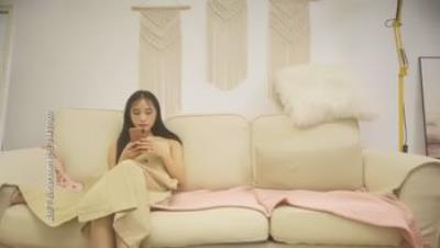 继续双飞性感高颜值妹子，左拥右抱近距离特写掰穴，镜头前站立后入表情可见