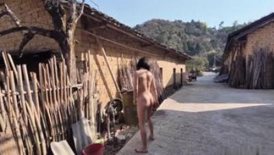 天花板露出狂人【cikaimoon】12月新作，全裸下乡勾引老农，老头目不转睛还揩个油