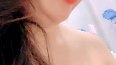 肤白貌美的人妻骚妇露脸镜头前被大哥啪啪爆草，逼里塞着跳蛋让大哥后入干菊花，淫声荡语互动撩骚精彩又刺激