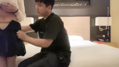 小宝寻花之渐变发色稚嫩妹，肉肉身材很对味