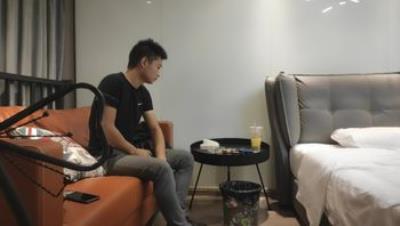 天天探花经典作之花臂顶级外围第1部0917上半场今天刚被男友绿转头报复性卖B听译字幕