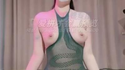 最新抖音泄密！13万粉22岁反差小姐姐【風欲纯】私拍作品⑵，极品身材展示掰逼情趣丝袜道具插逼