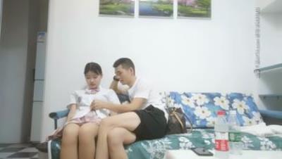 约了个JK装大奶萌妹子，脱掉沙发摸逼口交调情上位骑乘后入猛操