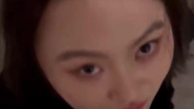 “张大嘴，贱货，今天主人憋了一天，全赏给你”热腾腾的黄尿直冲而出，喷在她额头、脸上，她闭眼张嘴接住