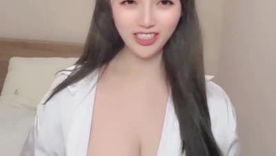 圣诞特辑，极品女神颜值相当顶，【糯七七】，大尺度，非常完美的大奶子和粉逼，欲女水多干出白浆