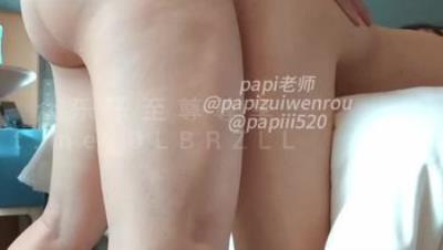 真实极品身材母狗高中教师，成长系女友「papi老师最温柔」酒店浴室，茶桌，沙发上性爱啪啪骚话不断“你操的我好爽好爽~”5V (3)