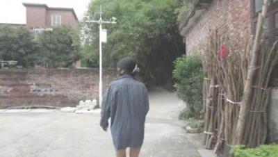 【cikaimoon】蓝色外套，单人勇闯小乡村，躲在墙角探头探脑，又紧张又期待村民的出现！