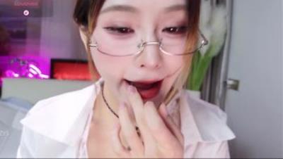 ️国民女神【Kiki-2025】圣诞装丝袜诱惑、口爆，潮喷、拉珠 边喷边搅1(5V)