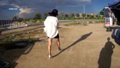 人气露出女神超大胆【cikaimoon】户外露出散步，大爷强行拍照争抢手机，黑色透明