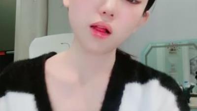 天花板身材 顶级颜值【嘉嘉 18岁昆明女模】舞动 极品嫩美乳 完美翘臀 粉嫩小穴 自慰狂喷 (4)