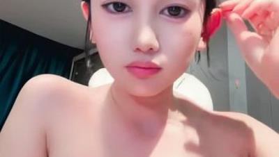 天花板身材 顶级颜值【嘉嘉 18岁昆明女模】舞动 极品嫩美乳 完美翘臀 粉嫩小穴 自慰狂喷 (2)