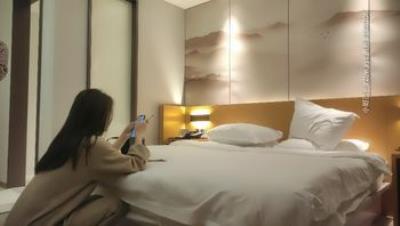 一屌探花_约来两极品妹妹双飞，美乳翘臀，超近视角口交啪啪特刺激，精彩不容错过