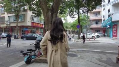 广东阳江【cikaimoon】白天风衣露出逛街，路过公安局也不怕，街上人来人往，好多人看见都惊呆了
