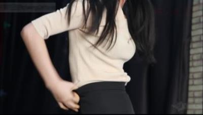 内涵版剧情作品《继父是恶魔》老婆刚出差走，老公就迫不及待的对养女姐妹下手