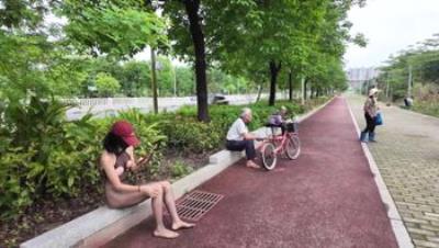 人气露出女神超大胆【cikaimoon】户外露出散步，城乡结合部的人不少，白发苍苍的大爷看呆了