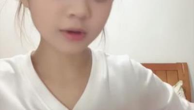 良家妹子下海，好嫩好漂亮~【嫩粉小馒头】闺房内全裸，特写，刚刚发育好的少女胴体，格外诱人