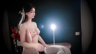 超级粉嫩大胸美女【雨珊】重金定制，抹油裸舞自慰，私处怼屏诱惑逼人，高清近在眼前(2V)2