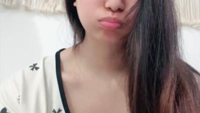 美乳大学生，超级反差【徐徐快跑】身高168，体重98，素颜脱光，三点全露自慰水好多