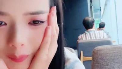 咖啡馆里的女神，【小小晴】大厅露屄，后面人来人往都没有发现，到厕所脱光自慰，紧张刺激胆子是真的大！