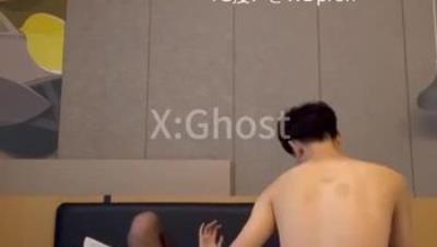 新晋约炮大神『Ghost』翘臀骚货一边穿着高跟黑丝一边女上摇摆，只需要躺着享受全自动炮架服务不要太爽