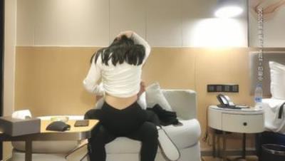 一屌探花_小陈头啪啪极品颜值外围妹，高清视角偷拍跪地口交，戴套沙发直接开操