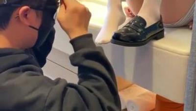 恋足癖大神【东坡先生原创】最新，可爱双马尾大学生美少女太好玩了射了又射(2V)1