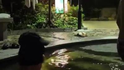 天花板露出狂人【cikaimoon】最新作品，全裸户外温泉，偶遇老头全裸泡温泉，同行啊(2V)1