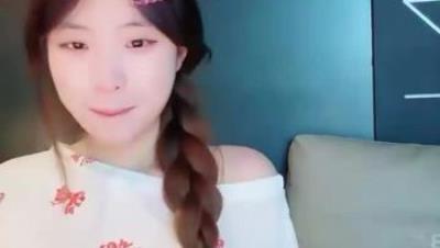 大三学生妹的一天【柚子】深夜KTV等网友，娇嗔抱怨来晚了，赶紧来干上两炮，特写粉穴水好多！