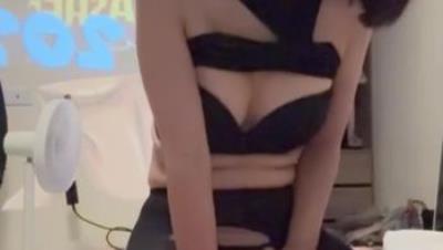 高颜值露脸女神『祯』圣诞节无套性爱+口爆，全程黑丝，全程无码，小穴特写，粉红乳头露出，抽插特写