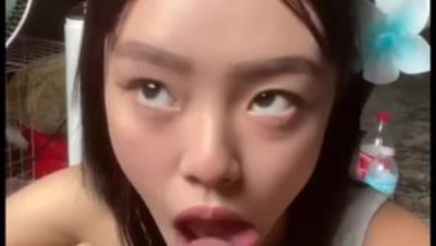 可欲可甜身材娇小美眉露脸与男友做爱自拍，主打就是青春嫩嫩的