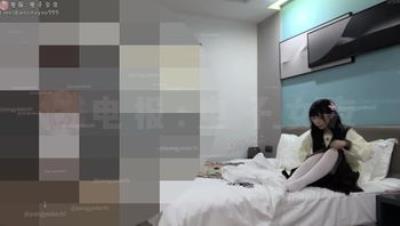 专操学生嫩妹达人『胖爷的奇妙之旅』1月1日新作三集，新登场三位女主，换上白丝JK服被胖子小鸡巴操爽 (3V)