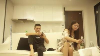 【千人斩星选】深夜第二场花臂纹身妹子，穿上黑丝沙发上操口交上位骑乘，性感大屁股上下套弄