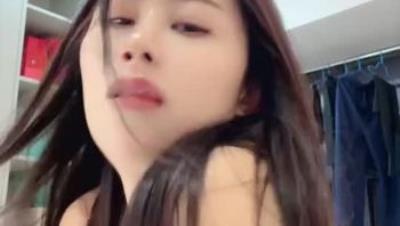 D罩杯美乳御姐！【D杯七七】大奶超漂亮极品身材姐姐 好大好圆的美乳 蜜臀臀 道具自慰 (1)