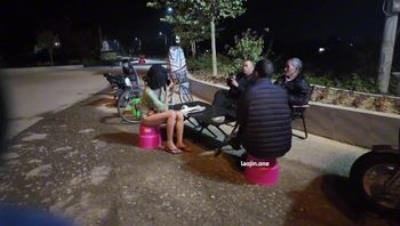 人气露出女神超大胆【cikaimoon】绿色毛衣逛街，早上学校门口，中午到乡下，晚上路边摊