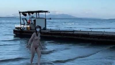 人气露出女神【cikaimoon】阳光沙滩大海，姐妹俩脱光光，闲庭信步于美景之中