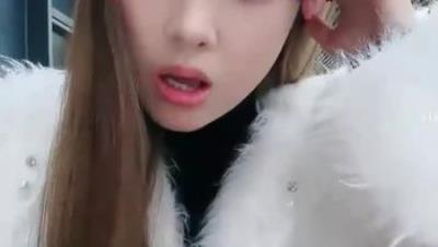 图书馆的厕所里，和炮友来一发，不过瘾，驱车前往酒店，这次干爽了！