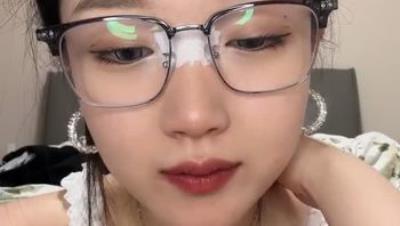 颜值嫩妹【萝莉叭嗦】Part2，眼镜一戴我最骚，喜欢爆菊花，大尺度掰穴自慰，极品大长腿