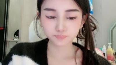 天花板身材 顶级颜值【嘉嘉 18岁昆明女模】舞动 极品嫩美乳 完美翘臀 粉嫩小穴 自慰狂喷 (3)