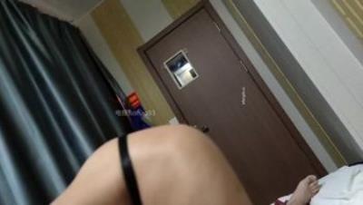 路边红灯区探花，露脸楼凤约啪实录「路少」杭州小妹，收了一千，已婚人妻经常喊我点她钟，这次终于开荤啦，吹拉69含鲍，硬的不行3V (2)